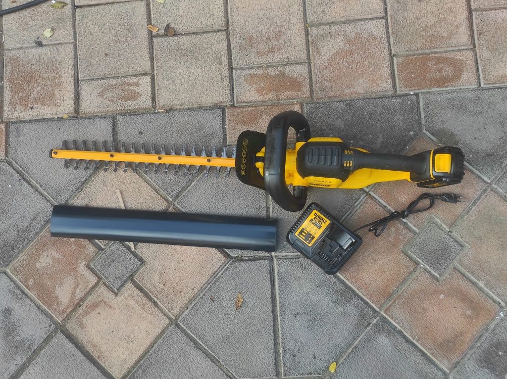 Ferăstrău  ptr. gard viu DEWALT DCM 563 ca nou