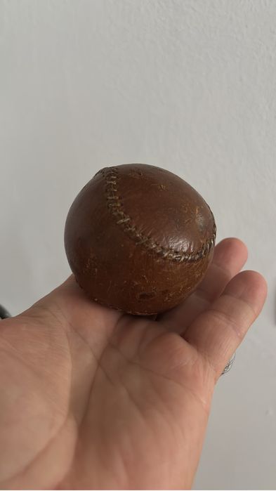 Vand sau schimb cu altceva minge de baseball veche