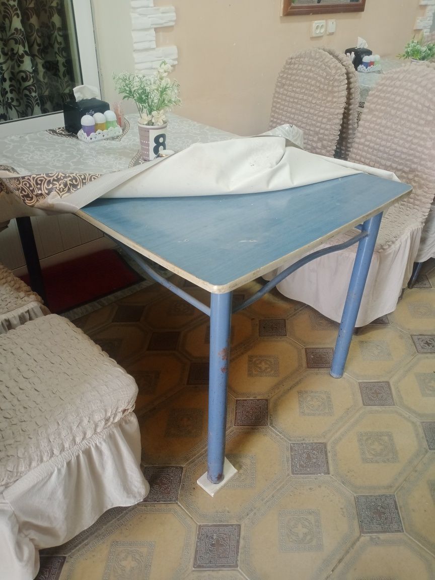 Срочно продам столы и стулья 9 комплект цена договорная