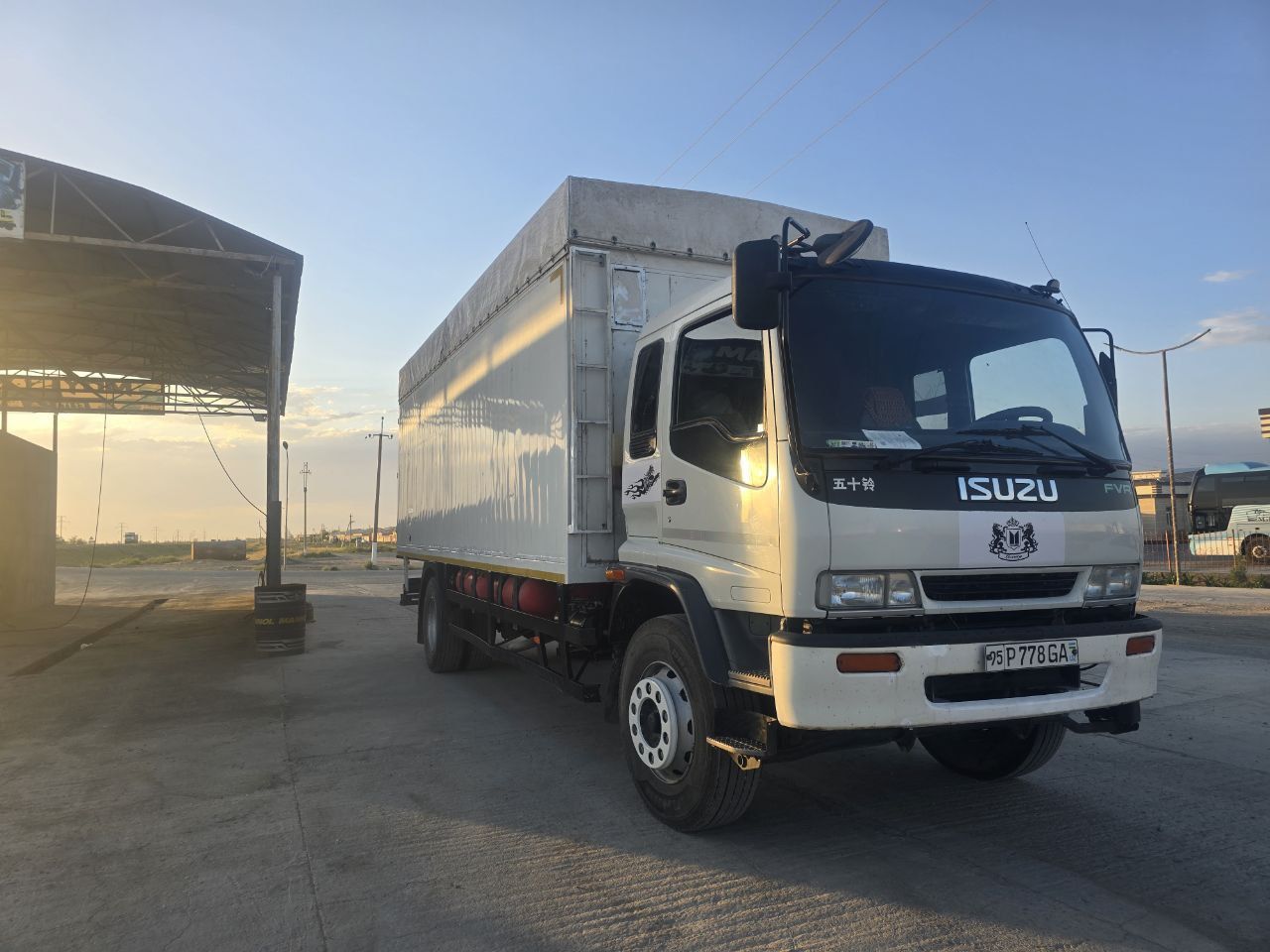 ISUZU  10тонналик 600млн сум йили 2018. Газ балон 100талик 10та.