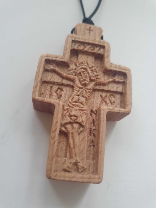Vand cruci pectorale sculptate lemn fag finisate cu ceara albine, snur