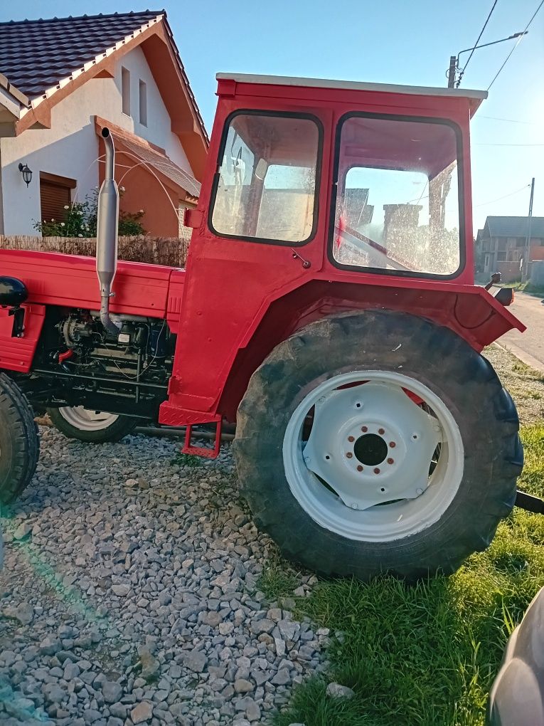 Vând tractor 55 cp motor în patru pistoane