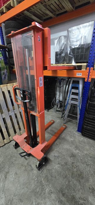 Transpalet cu catarg