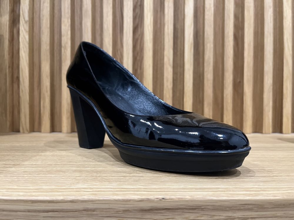 Лачени черни обувки с ток Camper 41