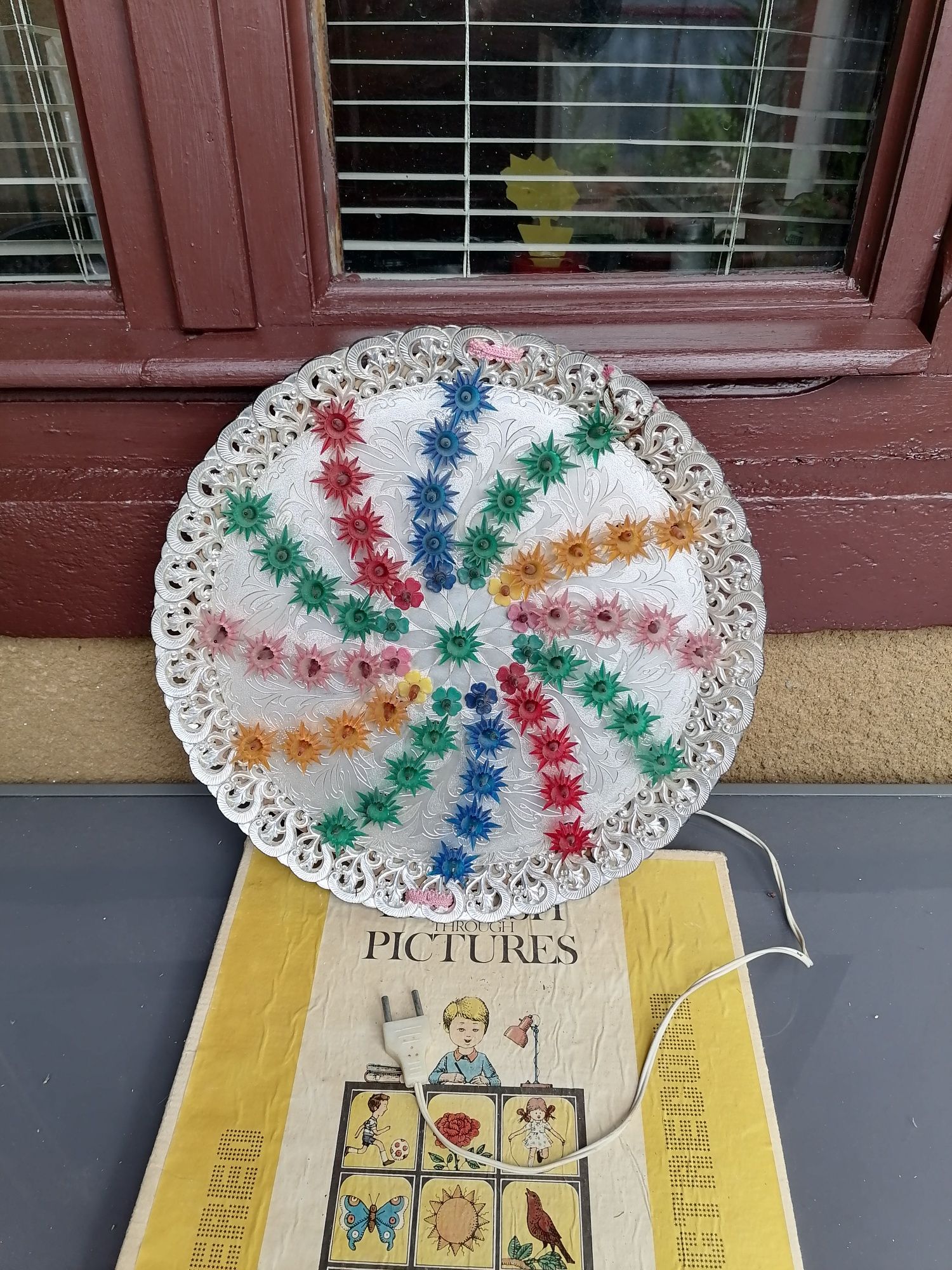 Instalații, globuri, ornamente vechi pentru brad.