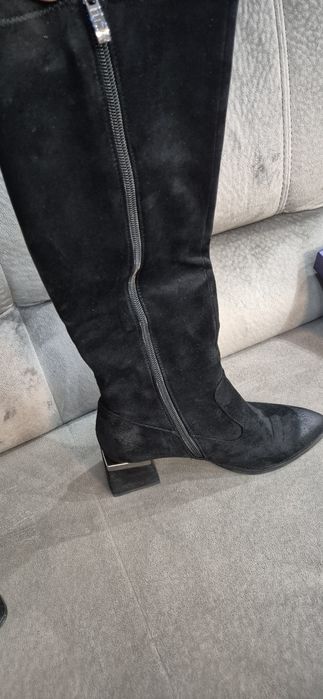 Черни велурени ботуши на нисък ток