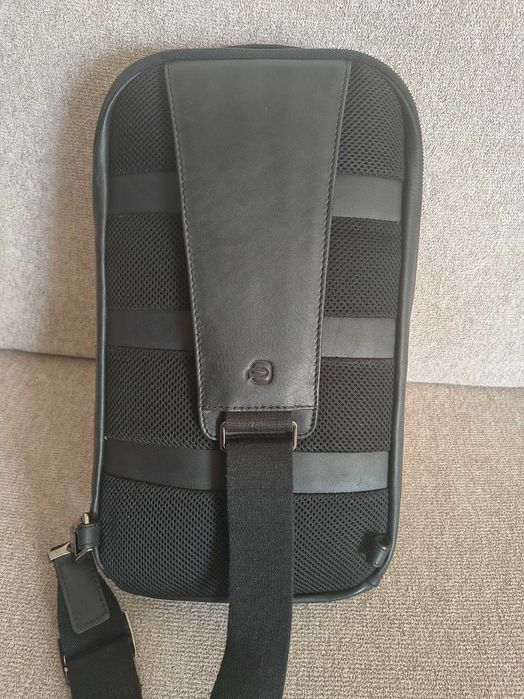 Piquadro Mono sling bag with padded compartment for iPad 10.5/9.7 in.