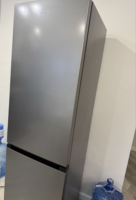 Холодильник работает