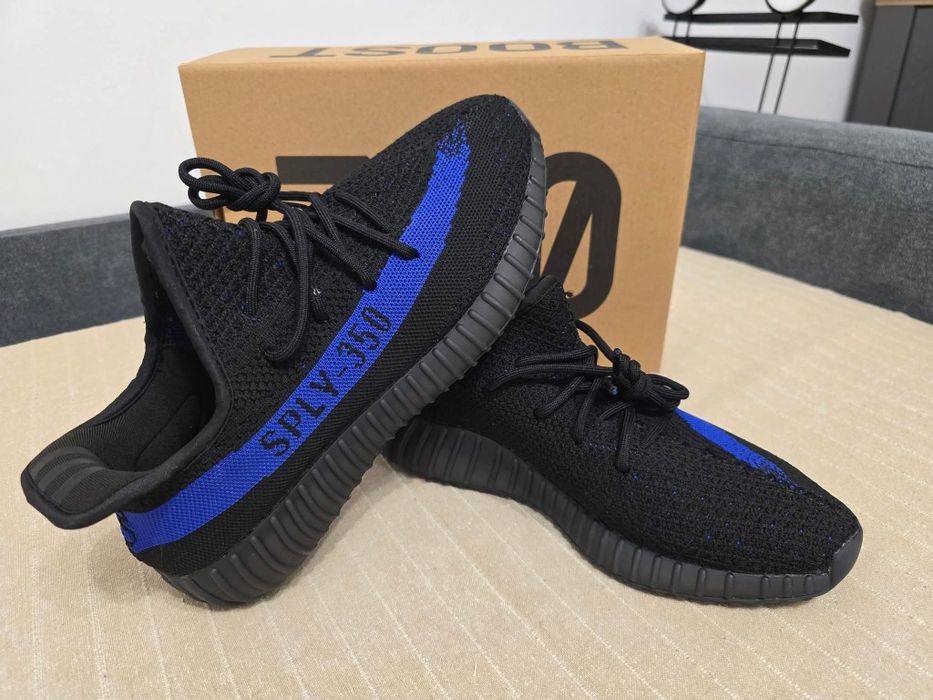 Adidas yezzi nr  42 43 44 45 46  preț 350 lei