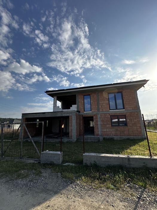 Casa de vanzare cu etaj - Budesti