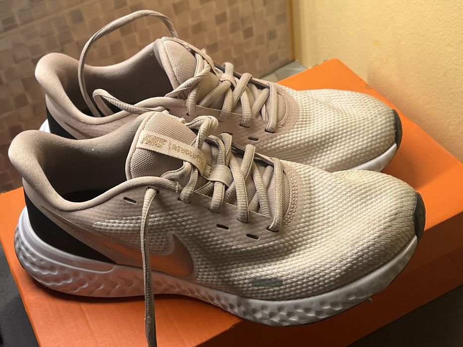 Vand adidasi dama nike folositi marimea 40