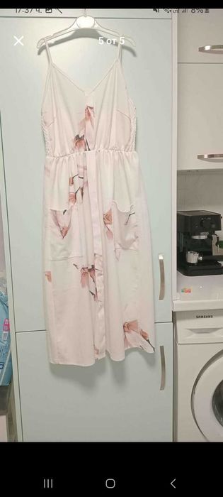 Бяла рокля за поводи