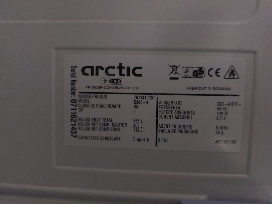 Vând combina frigorifica arctic, trebuie încărcată cu freon