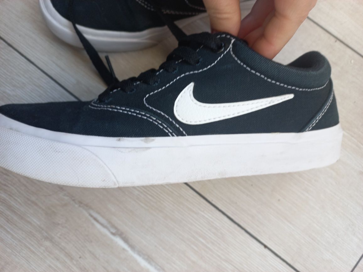 Платненки NIKE, оригинални, черни с бяла подметка, текстилни.