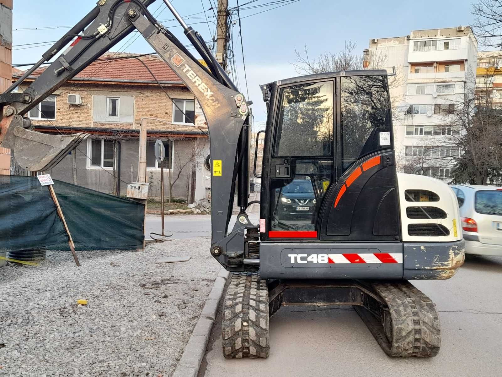 Продавам багер Terex TC48