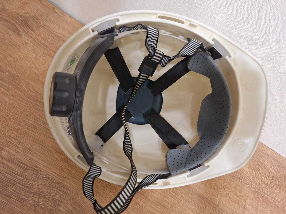 Каска строительная. Новая. Затягивается  при помощи барашка.