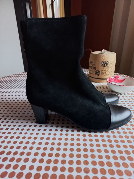 Дамски черни боти от естествен велур и кожа.