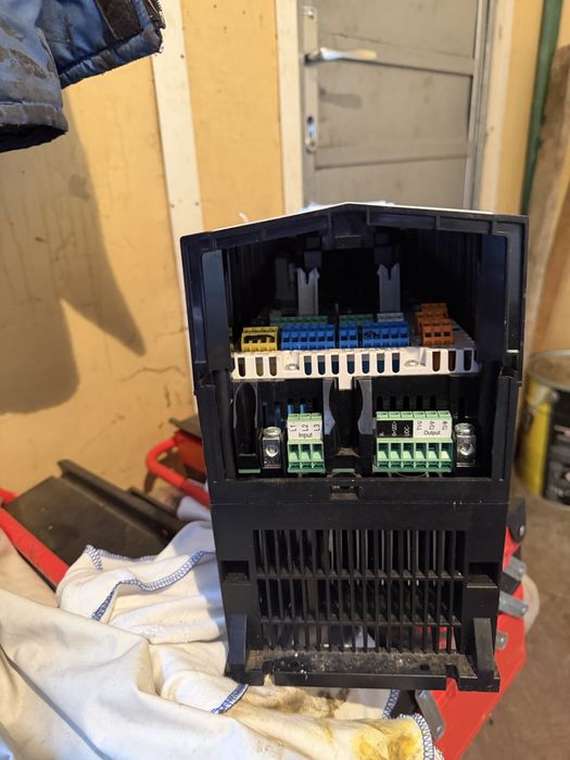 „Invertor ABB ACS880-01-021A-5 – nou, nefolosit, 18 kVA, 21A, IP20”