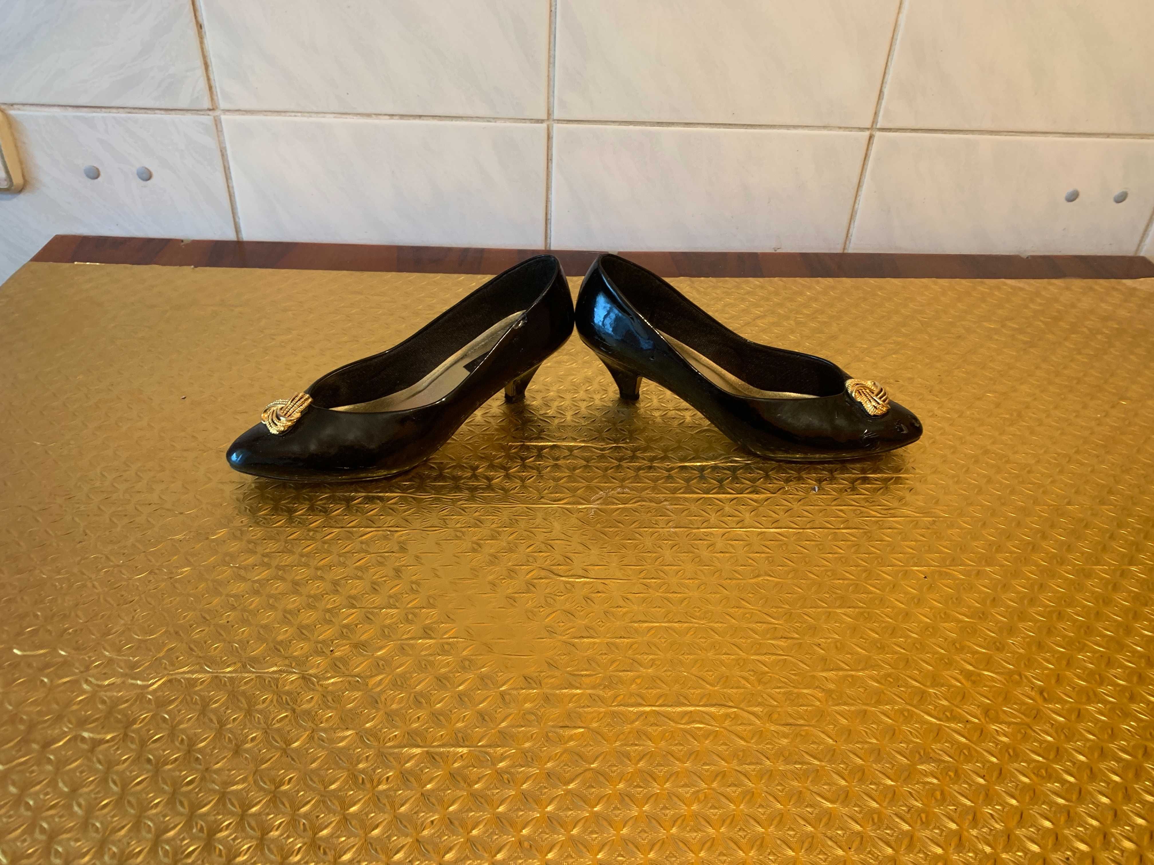 Продам туфли женские из натур. кожи черн. цвета (сделано в Италии)
