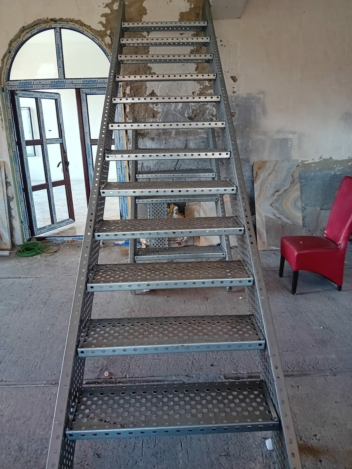 Scară metalică zincata cu balustrada 4mm grosime