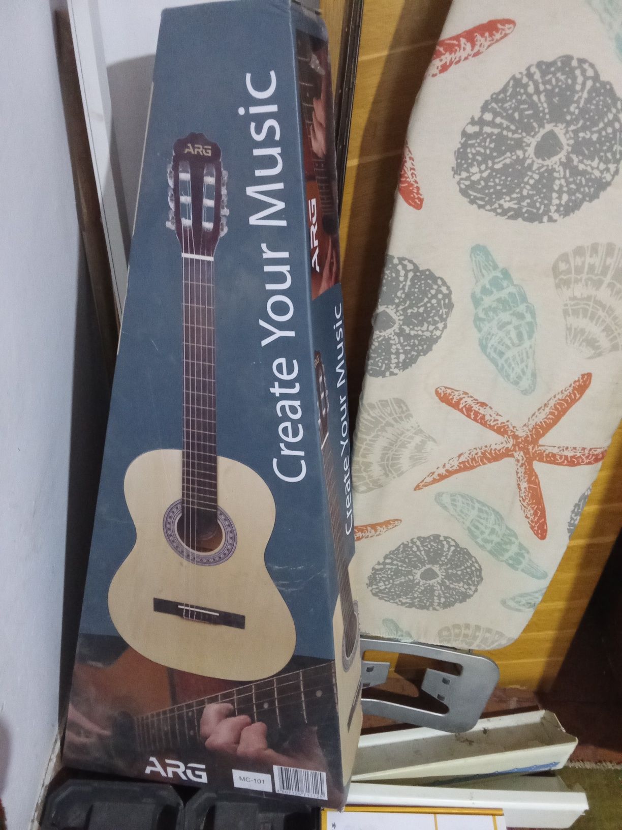 Продаю акустическую гитару
