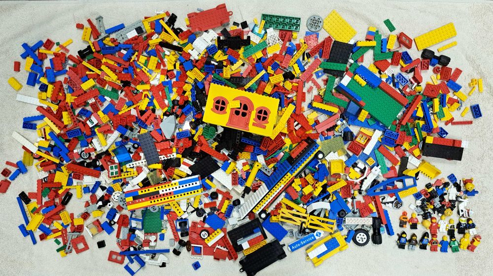 Lego Vintage (anii 70-90): 3,3 kg piese si figurine originale