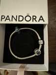 Vand diferite modele de Pandora originale, cu charmuri