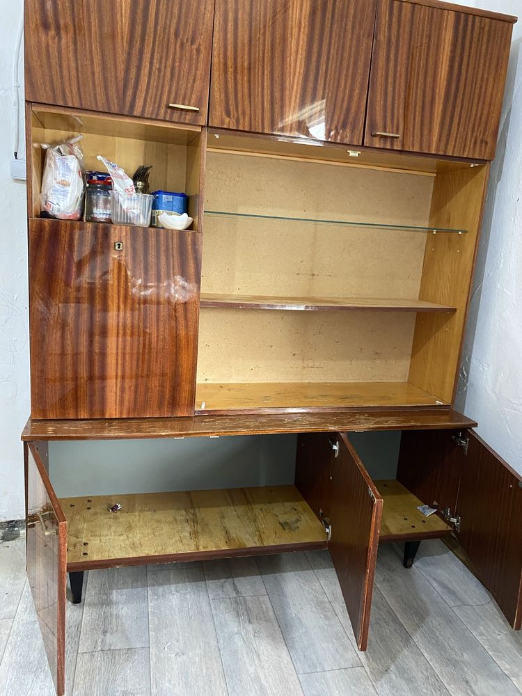 Срочно продам советский сервант