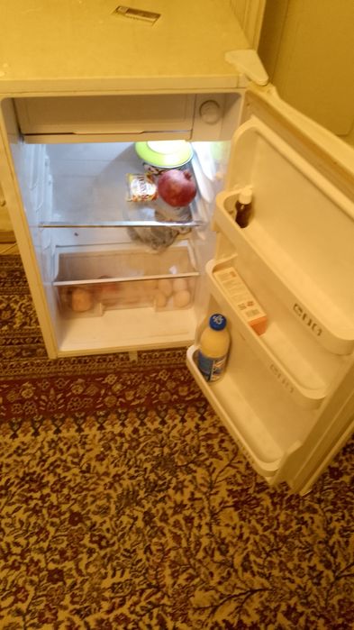 Продаётся маленький холодильник артель