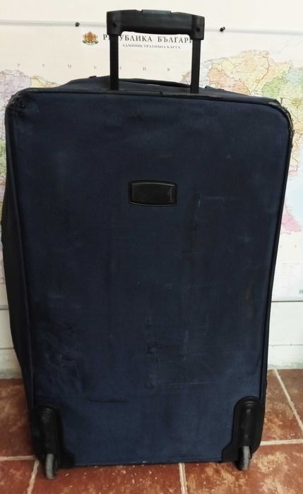 Куфар голям с дръжка на колела