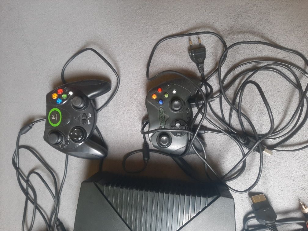 Consola Xbox Clasic și Xbox 360 cu kinect