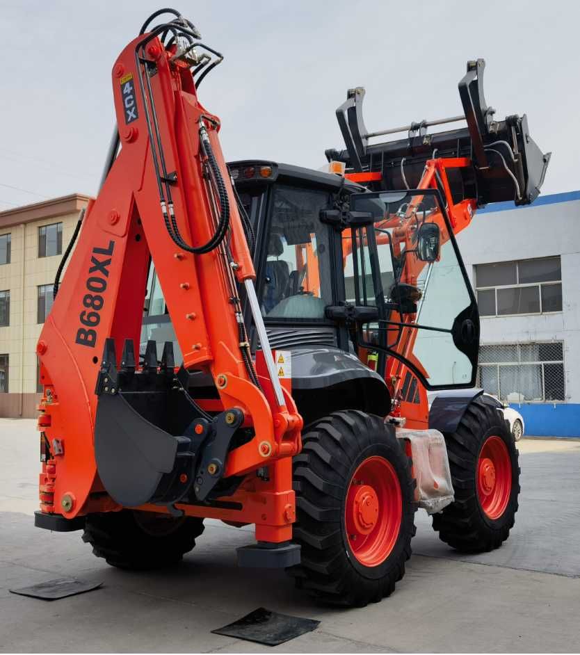 Экскаватор погрузчик B680xl в наличии 11.4 тонн