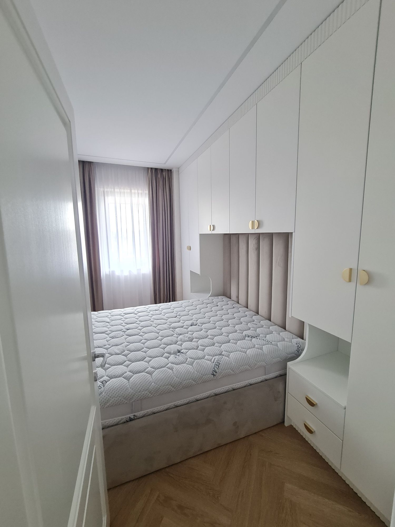 Vând apartament cu trei camere în bloc nou mobilat si utilat