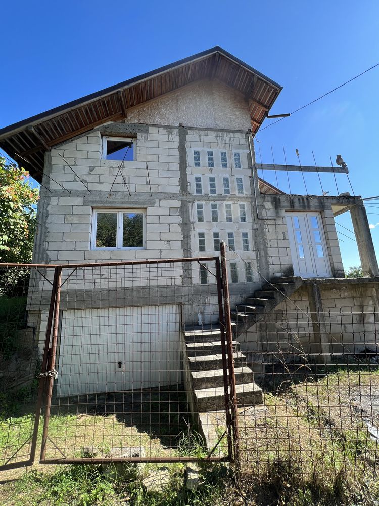 Casa+teren 6 camere+4 băi zona Pucioasa