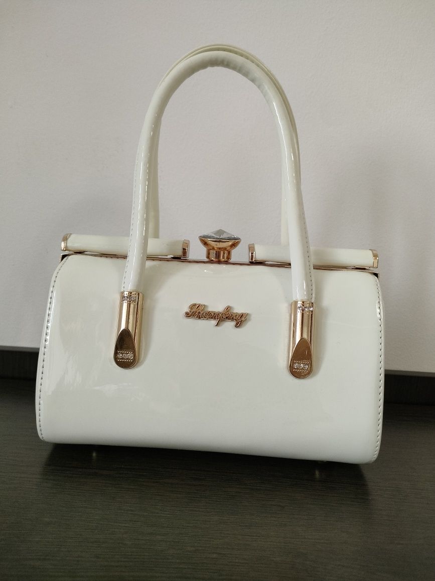 Белая стильная сумка