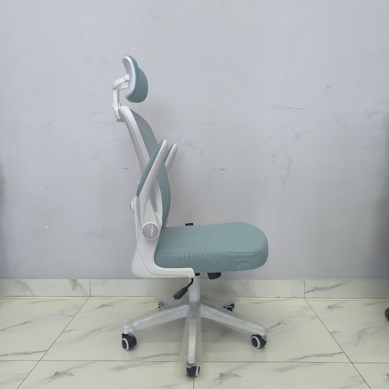 Офисное кресло модель Ариола акуа. Есть доставка и гарантия
