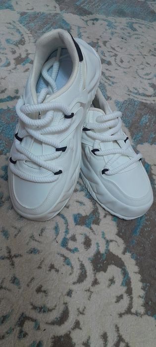 Срочно продаю новый кроссовки