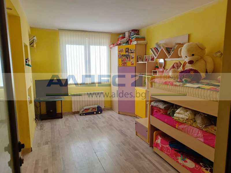 Продава се обзаведен, тухлен тристаен ап. в Младост 3!