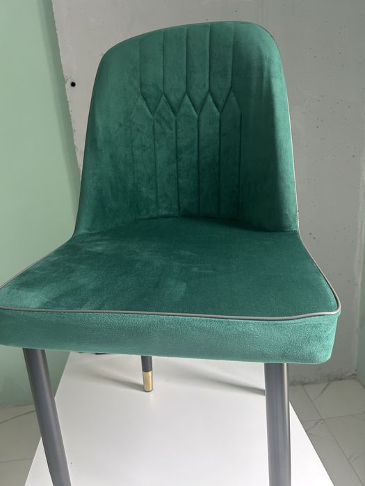 Продам стул, в благородном изумрудном оттенке 2 шт
