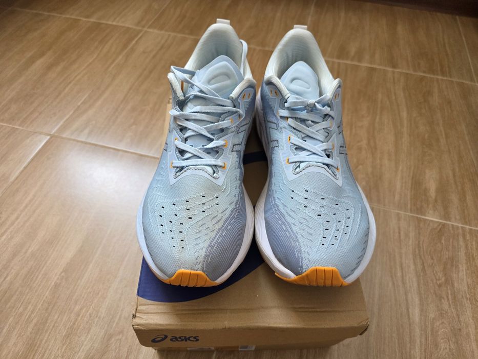 Продам кроссовки asics novablast 4
