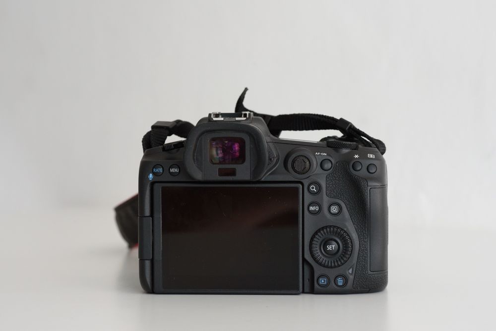 Фотоапарат Canon R5 тяло, само 29 000 кадъра, адаптер Canon EF-EOS R
