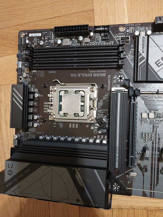 AMD Ryzen 7 9800X3D + Gigabyte B650 Eagle AX Wi-Fi