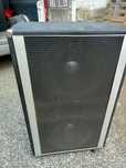 Продавам бас кабинет peavey 215 в много добро състояние.