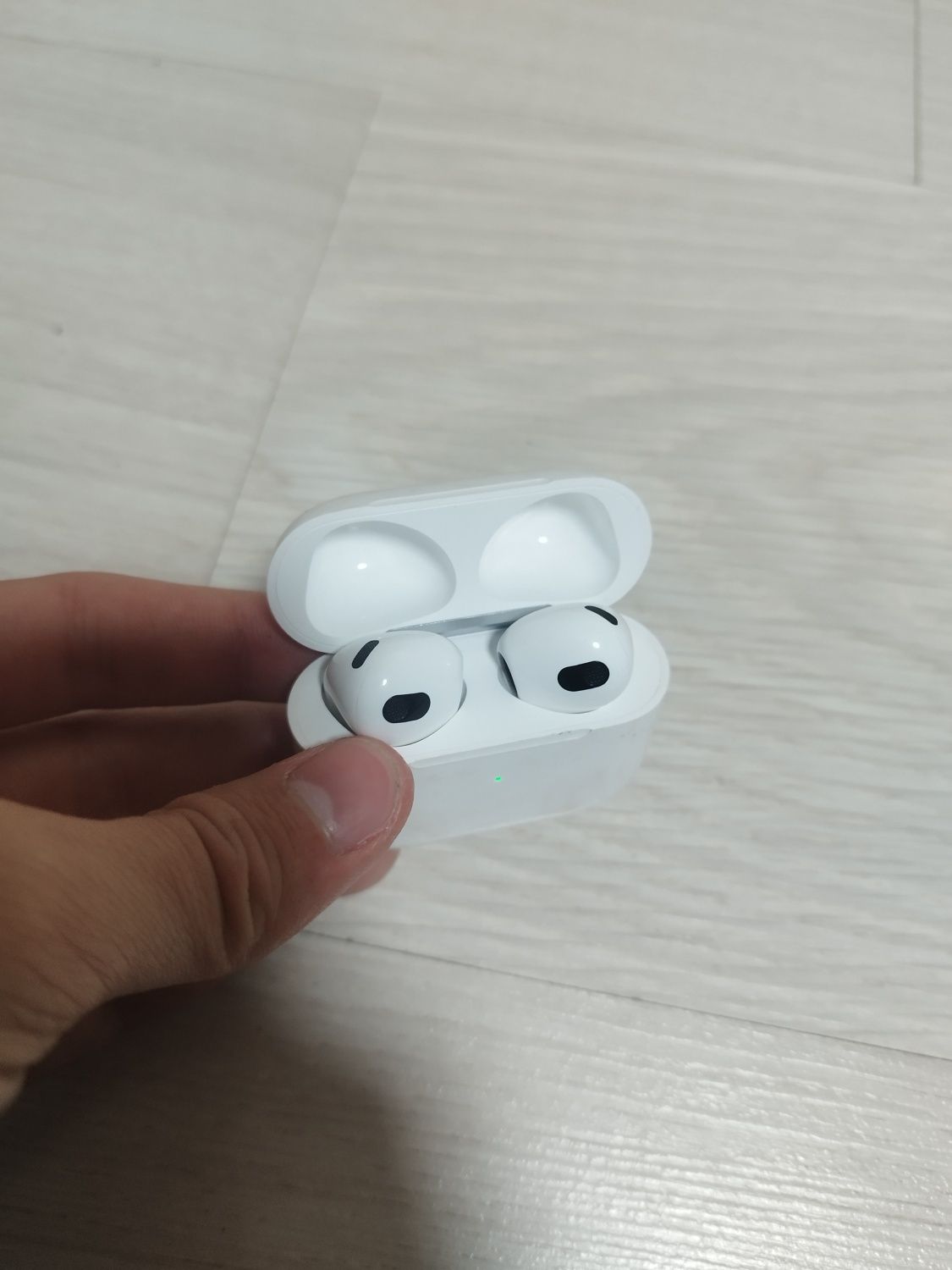 AirPods 3 в среднем состоянии