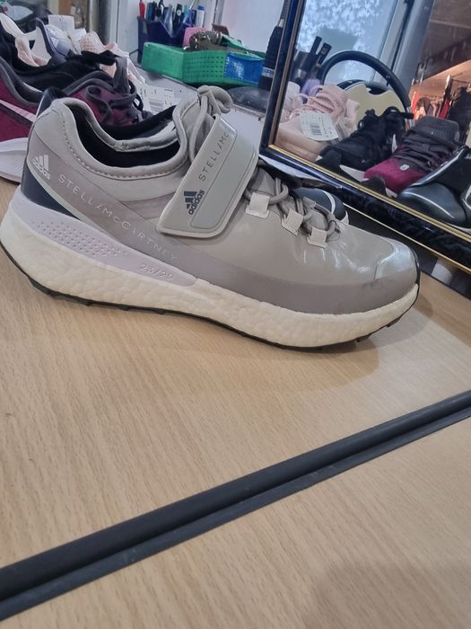 Donez adidasi noi originali DOAR PT PICIORUL DREPT