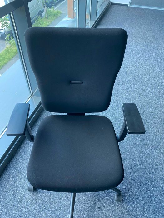 Scaun ergonomic Steelcase cu role, baza metalica  si brate reglabile