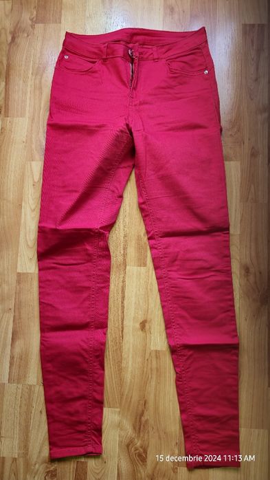 Pantaloni roșii casual