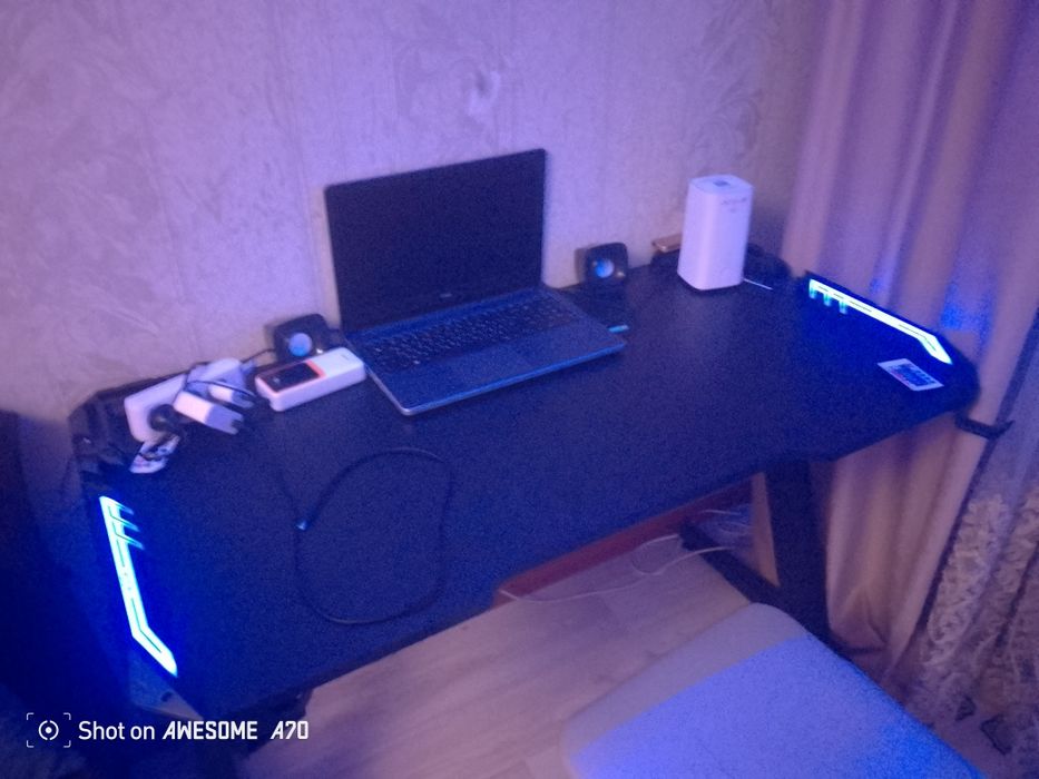 Продам срочно компьютерный стол