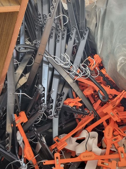 Продавам закачалки за дрехи