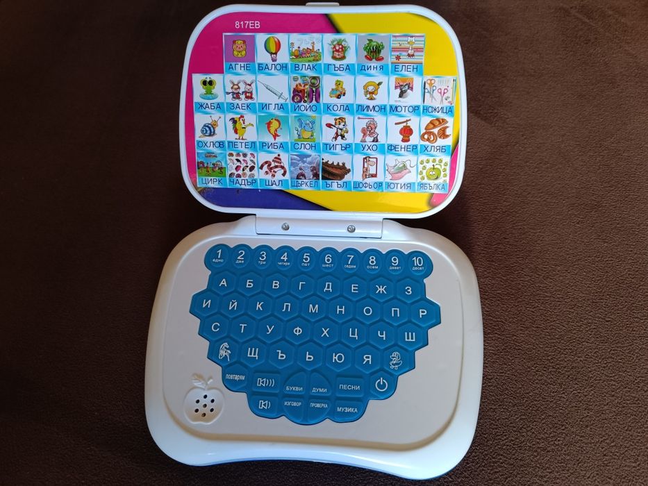 Лот пъзели, лаптоп и дървен часовник